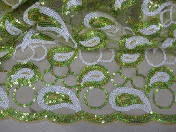 184 Paillettenspitze hellgrün-weiß Rest